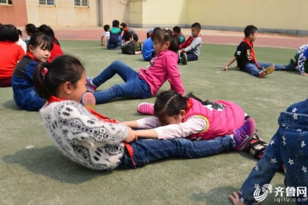 组图：厉害了小学生！最牛课间操如体操比赛